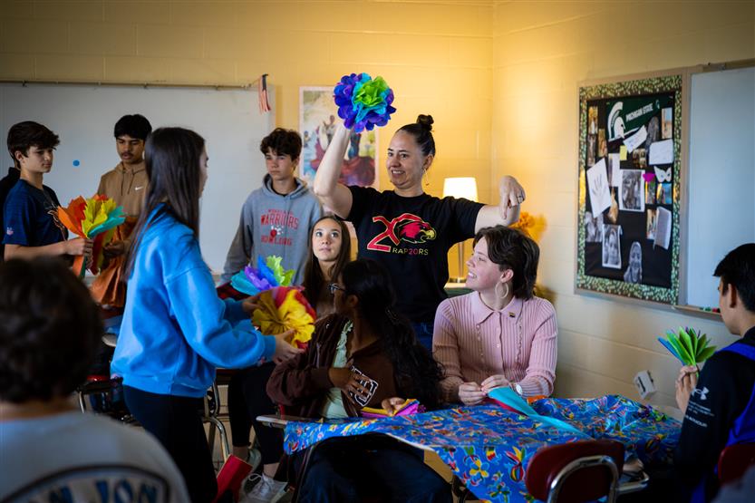 Ravenwood High students teach in Spanish class